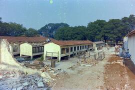 Obras de construção do Museu Histórico. Parte do Biotério antes da demolição, ao lado de obra de ...