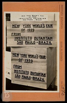 Detalhe caixas de transporte da New York World's Fair para o Instituto em 1939. Ficha da Seção de...