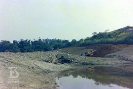 Construção do Parque de Saúde Pública do Instituto Butantan. Obras de desvio e represamento do cu...