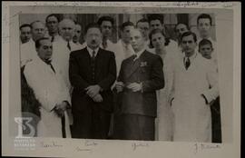Retrato de grupo de Cientistas na escadaria de  entrada do Pavilhão Lemos Monteiro. Da esquerda p...