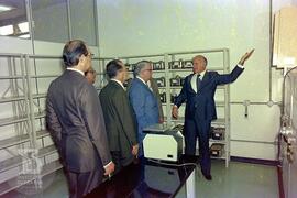 Mário Augusto Jorge de Castro Lima (Ministro da Saúde), Visitando laboratório de produção, acompa...