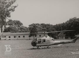 Helicóptero pousado no heliponto do Instituto Butantan, ao fundo Hospital Vital Brazil