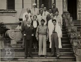Visita de indígenas da [etnia carajás]. Foto em grupo na escadaria em frente ao Pavilhão Lemos Mo...