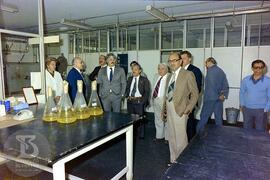 Visita de Affonso Celso Pastori, fotografia em grupo em interior de laboratório. Da esquerda para...