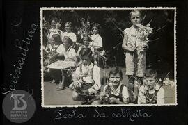 Alunos e alunas em atividade de Sericicultura: festa da colheita
