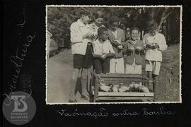 Alunos em atividade de Avicultura: Vacinação contra bouba