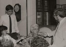 Sala de reuniões da Casa Afrânio do Amaral. Dra.  Alba A. C. Lavras, ao centro, dando entrevista ...