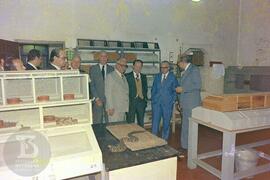 Interior de laboratório, Mário Augusto Jorge de Castro Lima (Ministro da Saúde), observando demon...