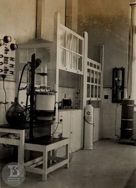 Vista interna do laboratório da Seção de Química, capelas e aparelhagem para a produção de gelo s...