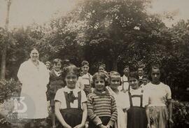 Fotografia em grupo de alunas do Grupo Escolar Butantan com professora Noêmia Saraiva de Mattos Cruz