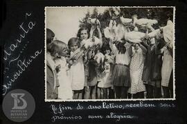 Aula de Avicultura: Alunas segurando aves. "No fim do ano letivo, recebem seus prêmios com a...