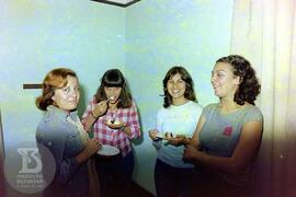 Comemoração realizada em Sala da Casa Afrânio do Amaral. Foto de grupo de funcionários