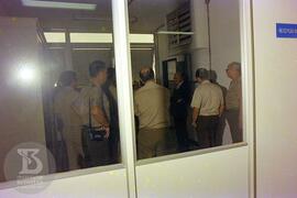 Visita de militares acompanhados por Bruno Soerensen Cardozo em laboratório de produção