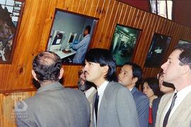 Príncipe Fumihito observando a expografia do Museu Biológico acompanhado do Dr. Willy Beçak, Dr. ...