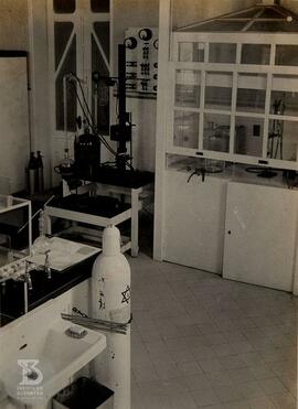 Vista interna do laboratório da Seção de Química, capelas e aparelhagem para a produção de gelo s...