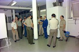 Visita de militares acompanhados por Bruno Soerensen Cardozo em laboratório de produção