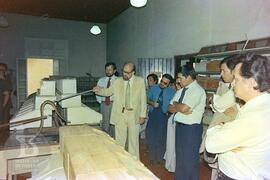 Visita Comandante Paulo Freire, Interior de Laboratório, demonstração de serpente realizada pelo ...