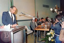 Solenidade de Inauguração de novos laboratórios pelo Ministro da Saúde Seigo Tsuzuki e assinatura...