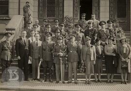 Visita de Militares. Foto em grupo em frente ao Pavilhão Lemos Monteiro. Primeira fileira da esqu...