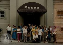 Curso para  Guia de Turismo ministrado por Dora Shellard Correa. Foto em grupo na entrada do Muse...