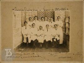 Instituto Oswaldo Cruz. Curso de  1917-1918. Da esquerda para direita, sentados:1º José Lemos Mon...