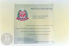 Inauguração da Unidade de Produção de vacina recombinante contra hepatite B. Detalhe de placa ina...