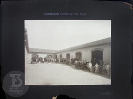 [Pátio interno com os carros a tração animal utilizados na desinfecção]