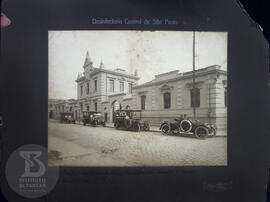 [Edifício do Desinfectório Central, com automóveis para remoção de doentes]