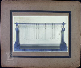 [Aspectos internos do Desinfectório Central. Suporte com ganchos para livros.]