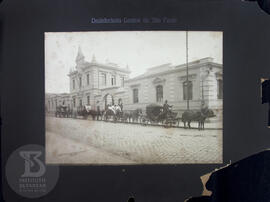 [Edifício do Desinfectório Central, com carros a tração animal para remoção de doentes e cadáveres]