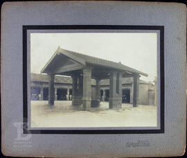 [Aspectos internos do Desinfectório Central. Pátio interno com área de abastecimento de combustív...