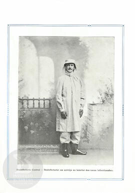 Desinfectório Central - Desinfectador em serviço no interior das casas infeccionadas