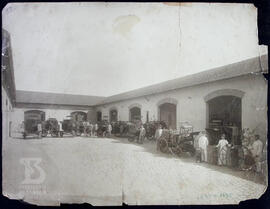 [Pátio interno com os carros a tração animal utilizados na desinfecção]