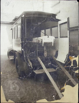 [Automóvel para a remoção de doentes e cadáveres]