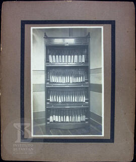 [Aspectos internos do Desinfectório Central. Estante com livros sendo desinfectados.]