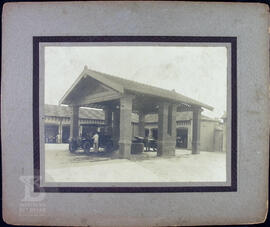 [Aspectos internos do Desinfectório Central. Pátio interno com área de abastecimento de combustív...