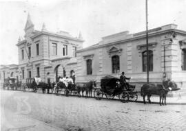 [Edifício do Desinfectório Central, com carros a tração animal para remoção de doentes e cadáveres]