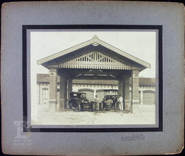 [Aspectos internos do Desinfectório Central. Pátio interno com área de abastecimento de combustív...